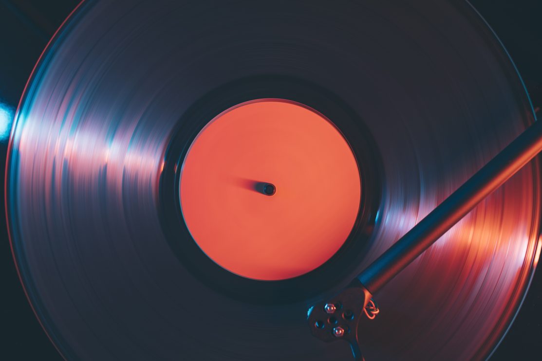 turntable-play-vinyl-record