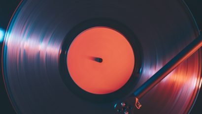 turntable-play-vinyl-record