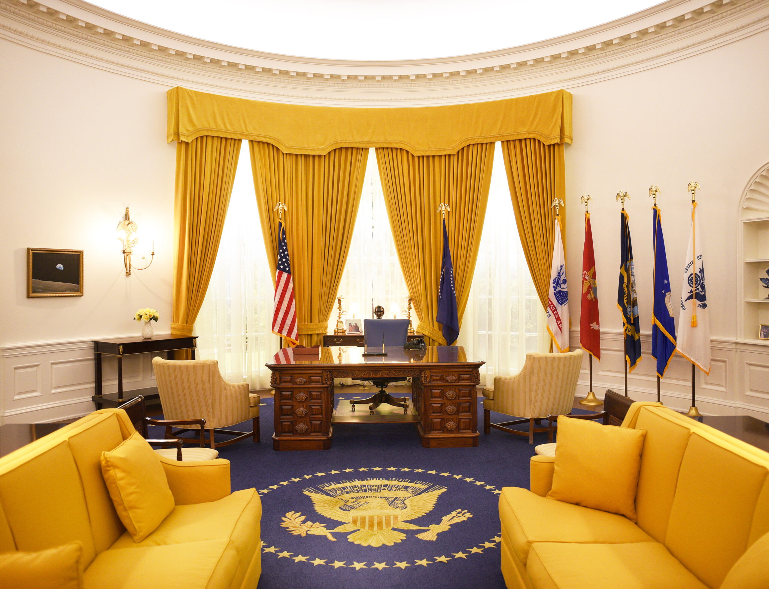 Richard M Nixon Oval Office recreation